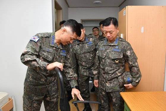 이영수 공군참모총장이 7일 경기도에 위치한 미사일 방어부대를 찾아 초급 간부들의 숙소를 살펴보고 있다.   이영수 공군참모총장은 이날 초급간부들의 복무여건을 살펴보기 위해 부대를 방문했다. 공군