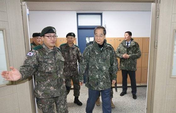 한덕수 국무총리가 지난 7일 충남 논산 육군훈련소를 방문해 생활관 시설을 둘러보고 있다. 뉴스1