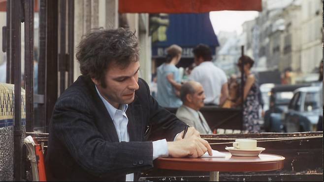 밀러는 글쓰기를 이어갑니다. 그의 사색은 웬만한 철학자 이상의 수준입니다. 이 책이 자전소설이란 점으로 미루어볼 때 작가 헨리 밀러가 얼마나 치열한 생각을 갖고 파리 시내를 돌아다녔는지를 짐작하게 됩니다. 영화 ‘북회귀선’ 한 장면. [파라마운트 픽처스]