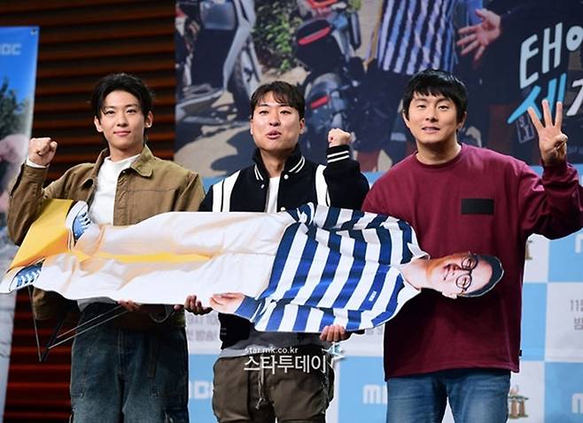 ‘태계일주3’ 덱스, 김지우 PD, 기안84(왼쪽부터)가 빠니보틀의 입간판을 들고 제작발표회에서 포즈를 취했다. 사진| 스타투데이 DB