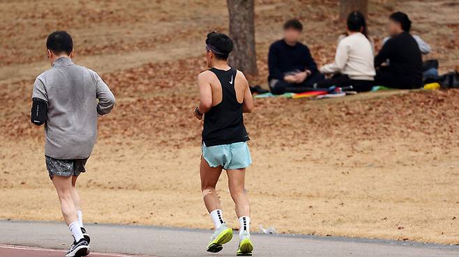광주 북구 전남대학교 교정에서 시민들이 가벼운 옷차림으로 휴식하고 있다.