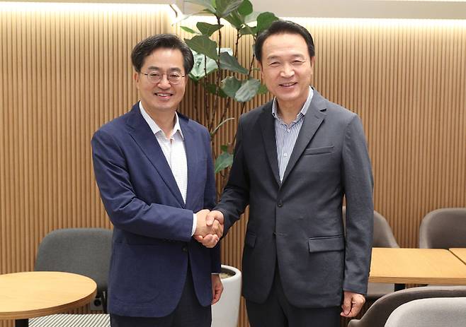 김동연 경기도지사(왼쪽)와 임태희 경기도교육감. 경기도 제공