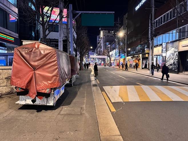 지난 1일 영업을 중단한 서울 지하철 종로3가역 인근 포장마차. 평소라면 거리를 포장마차가 빼곡히 채우고 있다.