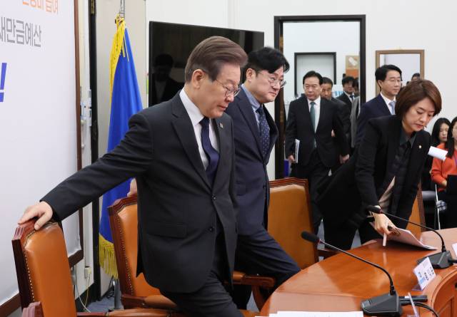 이재명 더불어민주당 대표와 홍익표 원내대표 등 지도부가 지난 8일 국회에서 열린 최고위원회의에 참석하는 모습. 연합뉴스