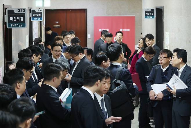 11월13일 정부 각 부처 관계자들이 2024년도 예산안 관련 회의를 위해 국민의힘 정책위 의장실 앞에 모여 있다.ⓒ연합뉴스