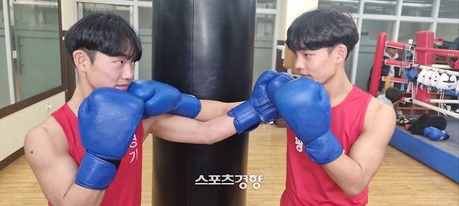 한상혁(왼쪽), 한은혁이 경기 광주 중앙고등학교 복싱장에서 서로 얼굴에 글러브를 갖다대고 가격하는 포즈를 취하고 있다. 광주 | 김세훈 기자