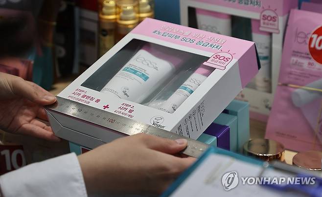 지난 9월 20일 서울 중구 봉래동 롯데마트 서울역점에서 한국환경공단 관계자가 추석을 앞두고 상품 과대포장을 점검하고 있다. 사진은 기사와 직접 관련이 없음. [연합뉴스 자료사진]