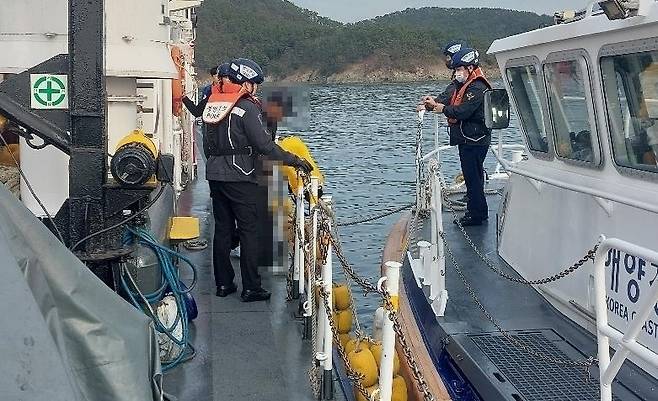 거제 저도 해상 침몰 모터보트 승선원 구조 [창원해경 제공. 재판매 및 DB 금지]