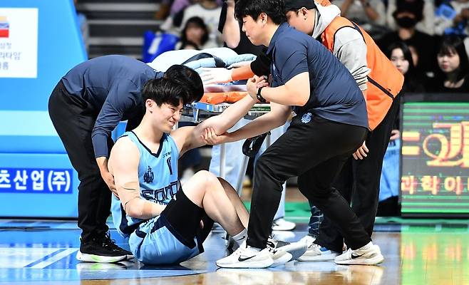 어깨를 다친 소노 이정현  [KBL 제공. 재배포 및 DB 금지]