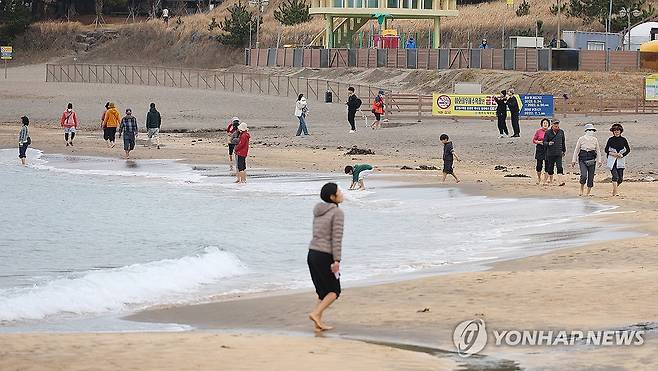 "겨울 맞아?" 맨발로 제주 바다 산책 (제주=연합뉴스) 변지철 기자 = 20도를 넘나드는 포근한 겨울 날씨가 이어지는 10일 제주 이호해수욕장에서 관광객과 도민 등 많은 사람이 바닷가 백사장을 맨발로 걷는 '어싱'(Earthing)을 즐기고 있다. 어싱은 맨발로 땅을 밟으며 지구와 몸을 하나로 연결한다는 의미다. 2023.12.10 bjc@yna.co.kr