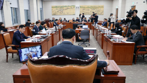 김철민 국회 교육위원장이 교육위원회 전체회의를 주재하고 있다(사진=뉴스1).