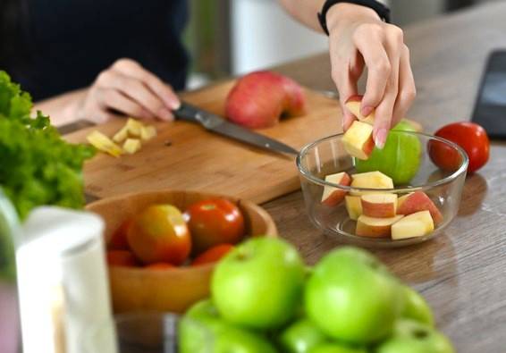 완전식품인 과일을 공복에 먹으면 해독작용을 도와 간 기능을 향상시킨다. 중요한 포인트는 가열된 통조림 과일이 아닌 살아 있는 신선한 과일을 먹는 것이다. [사진=게티이미지뱅크]