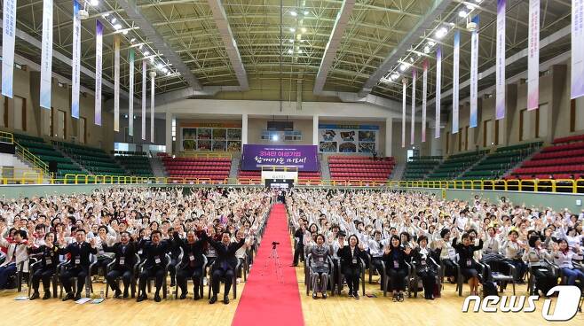 2023 전국 여성CEO 경영연수 행사 참석자들이 기념 촬영을 하고 있다.(한국여성경제인협회 제공)