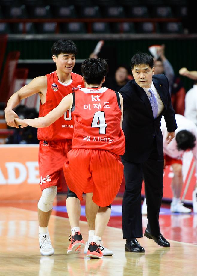 KT 시절 조동현 감독과 이재도 .사진 | KBL