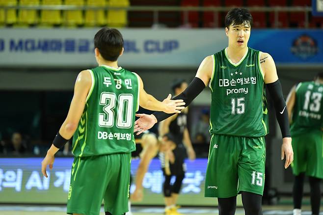 DB 두경민과 김종규. 사진제공=KBL