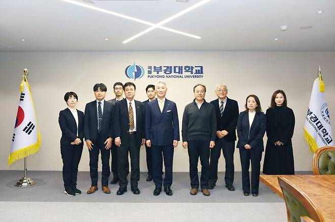 장영수 국립부경대 총장이 동경해양대 방문단과 기념 촬영하고 있다.