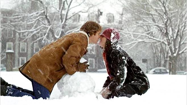라이언 오닐(왼쪽)과 알리 맥그로 주연의 영화 ‘러브 스토리’(1970) 중 가장 유명한 눈싸움 장면. 라이언 오닐(왼쪽)이 지난 8일(현지 시각) 세상을 떠났다. 프란시스 레이 음악감독이 만든 OST ‘눈장난(Snow Frolic)’은 지금도 사랑받는다. 러브 스토리는 아카데미 음악상을 받았다. /에버렛컬렉션