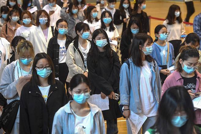 지난 4월 27일 중국 후베이성의 한 대학에서 학생들이 코로나 백신을 맞으려 줄을 서 있다./AFP 연합뉴스