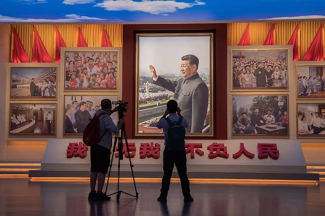 중국 베이징에 들어선 중국공산당 역사 전시관에서 취재진이 시진핑 중국 국가주석의 사진 앞에서 촬영을 하고 있다. 오는 7월 1일 이후 일반에 개방되는 전시관은 한국 용산 국립중앙박물관 규모다. /EPA 연합뉴스