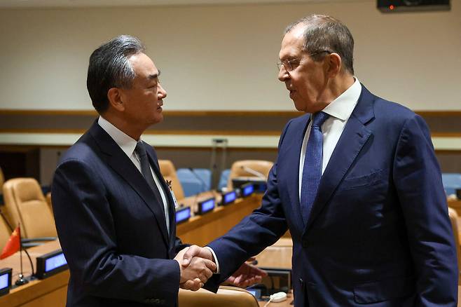 2022년 9월 22일 미국 뉴욕에서 열린 제77차 유엔 총회 회의에서 왕이 중국 외교부장과  세르게이 라브로프 러시아 외교부장이 악수하고 있다./로이터 연합뉴스