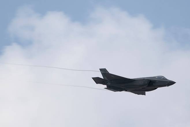 <YONHAP PHOTO-0135> An F-35 Lightning conducts a fly-by at the Dubai Air Show in Dubai, United Arab Emirates, Thursday, Nov. 16, 2023. (AP Photo/Jon Gambrell)/2023-11-17 00:37:48/ <저작권자 ⓒ 1980-2023 ㈜연합뉴스. 무단 전재 재배포 금지.>