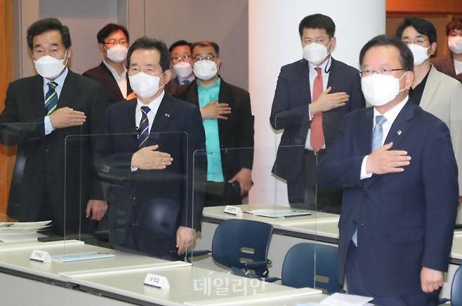 이낙연 더불어민주당 전 대표(사진 앞줄 맨 왼쪽)와 정세균(가운데)·김부겸(오른쪽) 전 국무총리 ⓒ뉴시스