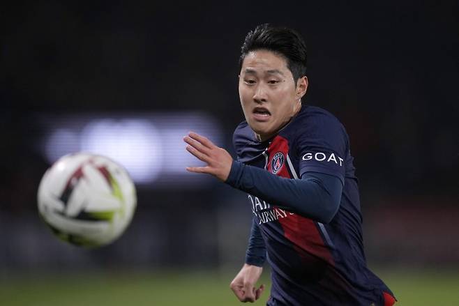 [파리=AP/뉴시스] 파리 생제르맹(PSG)의 이강인이 9일(현지시각) 프랑스 파리의 파르크 데 프랭스에서 열린 2023-24시즌 리그앙 15라운드 FC낭트와 경기 중 공을 쫓고 있다. 이강인은 풀타임 활약하며 팀의 2-1 승리에 이바지했다. 2023.12.10. /사진=뉴시스