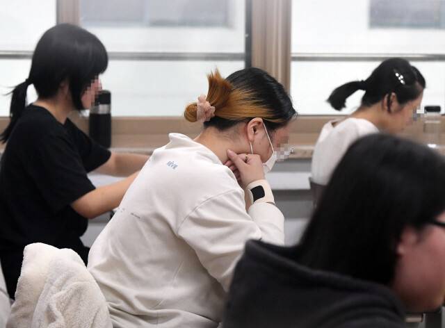 2024학년도 대학수학능력시험일인 지난 11월16일 오전 서울 영등포구 여의도여고에서 수험생들이 시험 시작을 기다리고 있다. 사진공동취재단