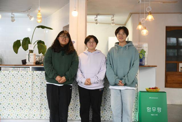 숲속언니들이 운영하는 팝업식당 함무랑은 '한번 먹어보라'의 사투리인 '함무라'와 레스토랑을 합친 단어다. 함양=박은경 기자