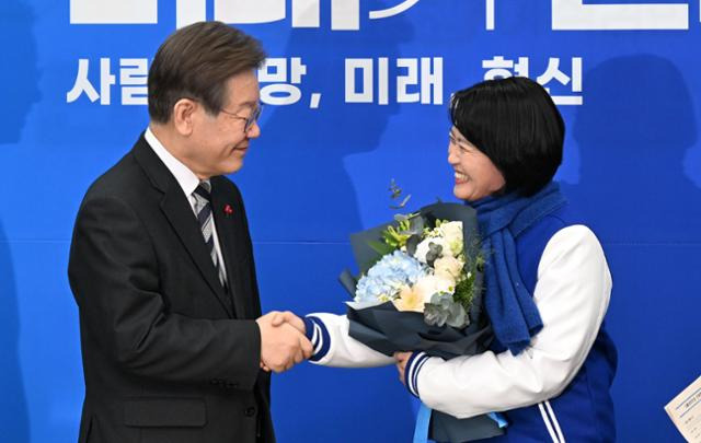 이재명(왼쪽) 더불어민주당 대표가 11일 국회에서 1호 인재로 영입된 박지혜 변호사와 악수하고 있다. 고영권 기자