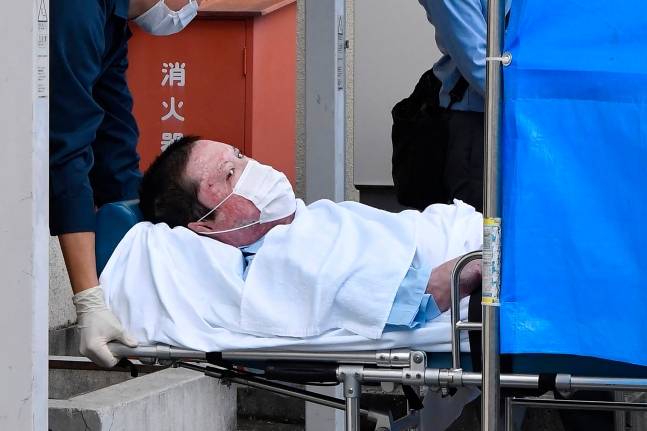 일본 ‘교토애니메이션 방화 사건’ 범인 아오바 신지가 2020년 5월 27일 병원에서 경찰로 이송되고 있다. / 사진= AP 연합뉴스