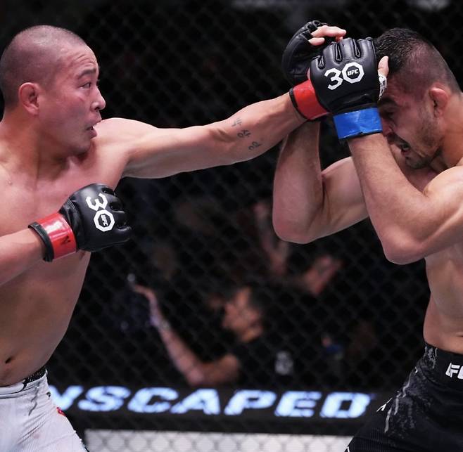 박준용(왼쪽)이 무니즈에게 주먹을 뻗는 모습. 사진=UFC 코리아 SNS