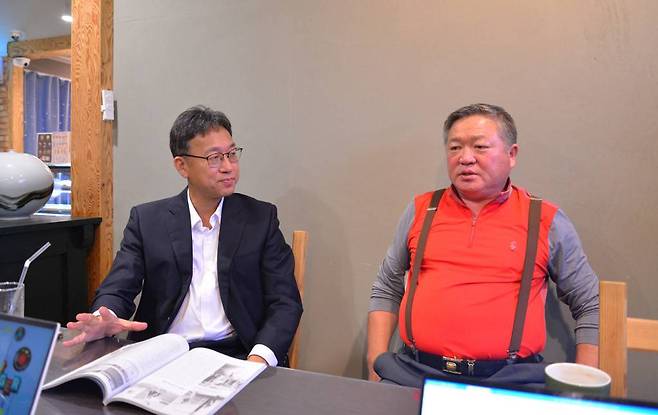 유상준 이유씨엔씨 팀장(좌)와 조한육 동탄농장 대표(우) / 출처=IT동아