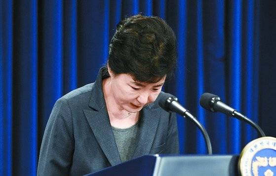 박근혜 대통령이 2016년 11월 4일 오전 청와대 춘추관에서 '최순실(개명 후 최서원) 국정 농단 사태'와 관련해 2016년 10월 25일에 이어 열흘 만에 또다시 대국민 사과를 하고 머리를 숙였다.  중앙포토