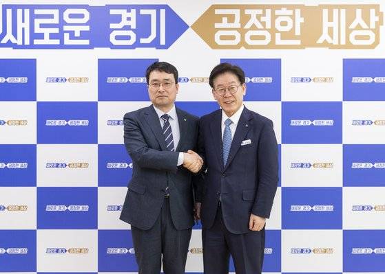 이재명 더불어민주당 대선 후보(오른쪽)와 GH 사장을 지낸 이헌욱 변호사. 경기도