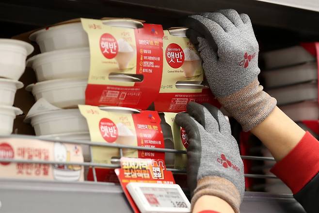 서울의 한 대형마트에 CJ 제일제당 햇반이 진열되어 있다.(사진=뉴스1)