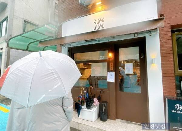 하늘길의 한 맛집으로 소문난 가게 앞에 사람들이 대기 중인 모습. /사진=김세린 기자