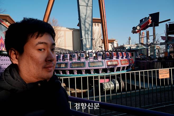 놀이기구 탑승을 제지당한 뒤 에버랜드를 상대로 손해배상 소송을 제기했던 1급 시각장애인 김준형씨가 3일 승소 판결 후 처음으로 에버랜드를 찾아 탑승을 기다리고 있다. 정효진 기자