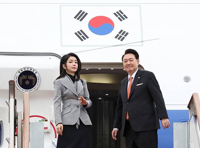 네덜란드를 국빈 방문하는 윤석열 대통령과 부인 김건희 여사가 11일 경기 성남 서울공항에서 전용기인 공군 1호기에 올라 출국인사를 하고 있다.  연합뉴스
