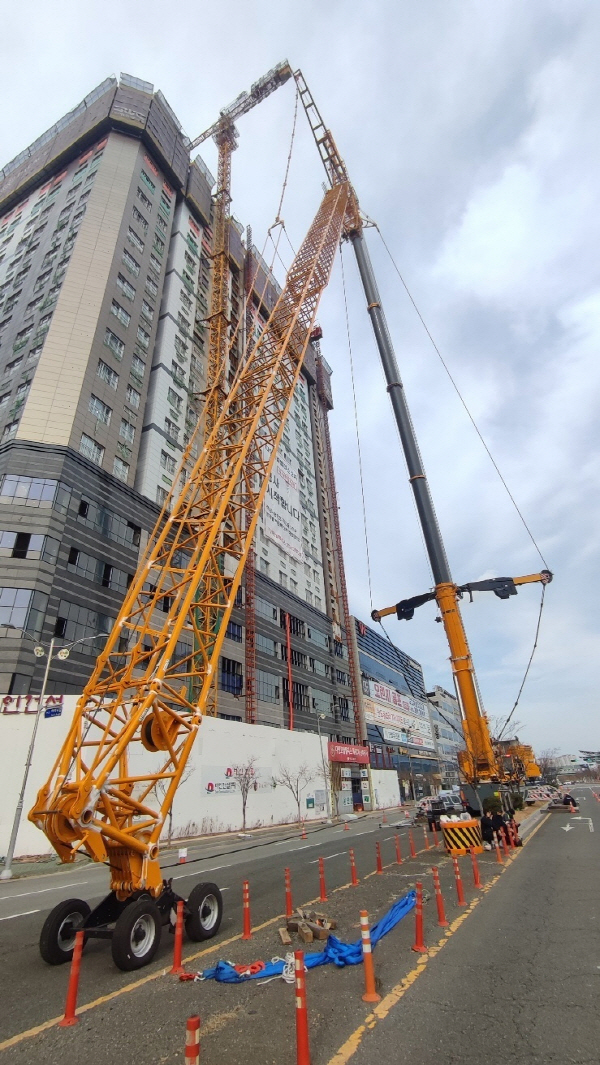 지난 9일 다인2차 주상복합 건물 공사 현장에서 고층 콘크리트 타설장비(CPB) 해체 작업이 이뤄졌다. 다인2차 비대위 제공