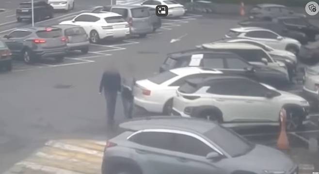 마트 주차장에서 후진하던 차량이 한 여성을 접촉하는 모습. 이 여성은 합의금으로 200만~300만원을 가해 차량 운전자 보험사에 요구했다.[사진 제공 = 한문철 TV 캡처]