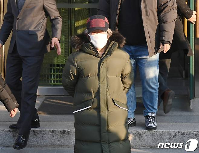 아동 성폭행 혐의로 징역 12년을 복역 후 출소한 조두순(68)이 2020년 12월12일 오전 경기도 안산준법지원센터에서 행정절차를 마치고 이동하고 있다. /사진=뉴스1