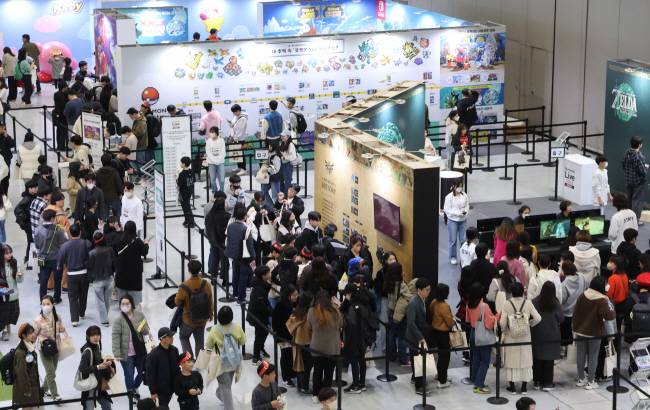 닌텐도도 ‘인기’ 지난 10일 서울 강남구 코엑스에서 열린 ‘닌텐도 라이브 2023 서울’ 게임 박람회가 관람객으로 붐비고 있다.  뉴시스