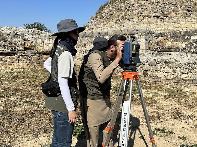 한국문화재재단 연구원이 파키스탄에서 현지 기술교육(문화유산 디지털기록)을 하는 모습. [한국문화재재단 제공]