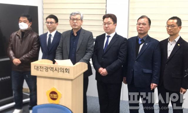 ▲더불어민주당 대전시당 평당원협의회가 11일 대전시의회 기자실에서 내년 총선 후보 경선 등을 촉구하고 있다. ⓒ프레시안(박정하)