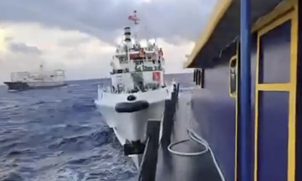 10일(현지시간) 영유권 분쟁 중인 남중국해에서 중국 해안경비대 함정이 필리핀 해군의 보급선을 들이받는 모습. AP연합뉴스
