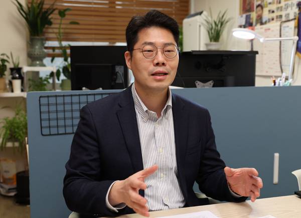 김연수 동국대 교수(융합보안학과)가 지난 5일 서울 중구 동국대 사무실에서 가진 세계일보와 인터뷰에서 인파 안전관리에 대해 설명하고 있다. 남정탁 기자