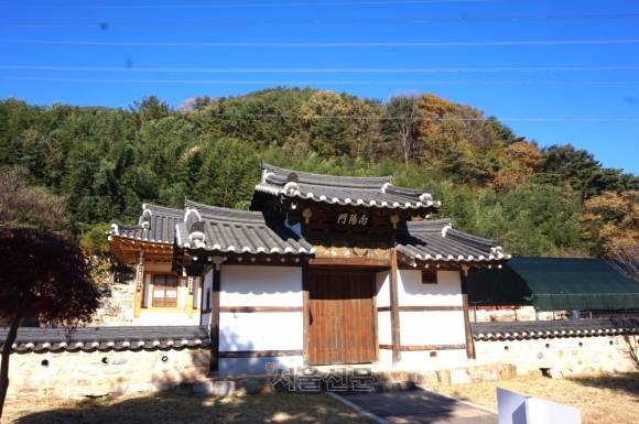 녹동서원 향양문(向陽門) . 고향을 그리는 마음이 담겼다고 한다. 김충선은 ‘남풍이 때때로 불면 고향을 생각하니 조상 무덤은 평안한가 일곱 형제는 무사한가’라는 시를 남겼다.