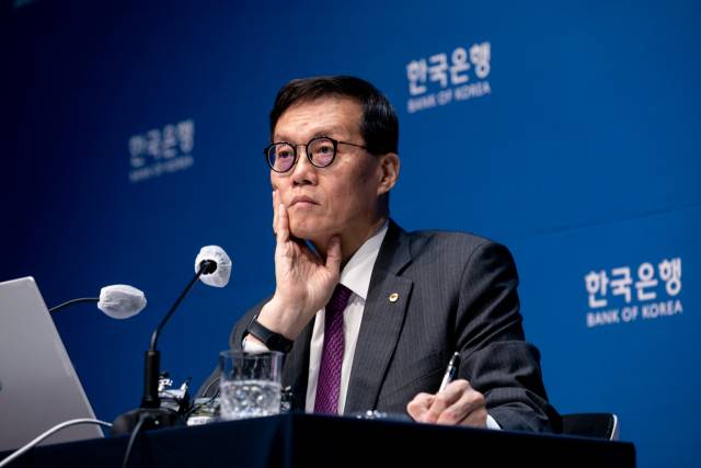 이창용 한국은행 총재가 30일 서울 중구 한국은행에서 열린 통화정책방향 기자간담회에서 취재진의 질문을 듣고 있다. 2023.11.30 사진공동취재단