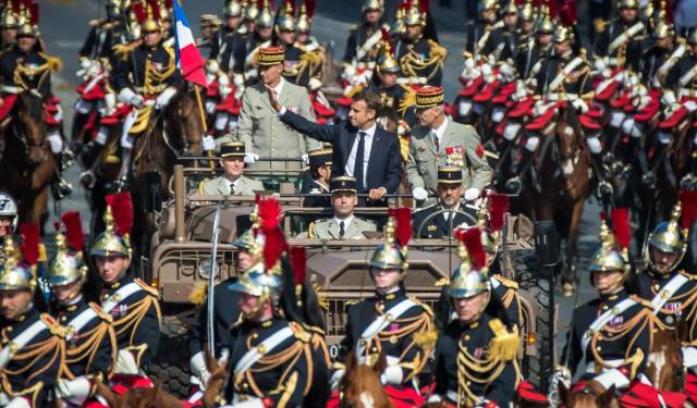 에마뉘엘 마크롱 프랑스 대통령이 지난 2022년 7월 14일(현지시간) 혁명기념일을 맞이해 무개차를 타고 군사 시가행진을 함께하고 있다. 140여년의 전통을 지닌 프랑스 혁명기념일 군사퍼레이드는 유럽 최대 규모의 군사 시가행진으로 해외관광객도 축제로 여기며 관람한다. EPA연합뉴스